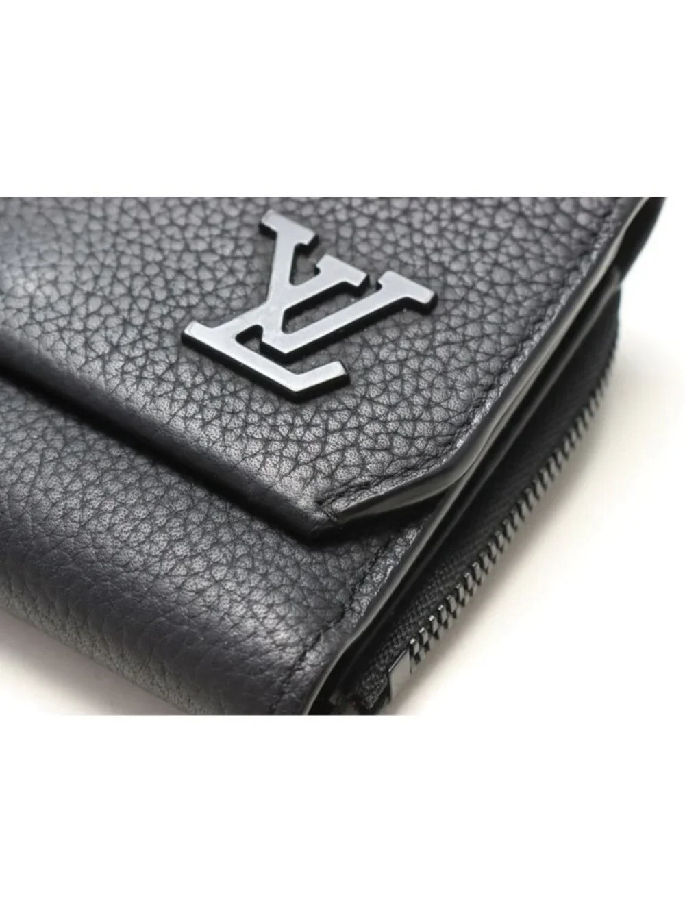 Louis Vuitton LV Aerogram Portefeuille Pilot Leather Trifold Wallet